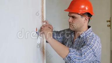 男建造工或<strong>施工</strong>工人用测量胶带测量墙壁的特写慢动作<strong>视频</strong>.. 男人